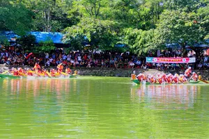 Các đội tham gia giải đua thuyền trên hồ Bình Sơn