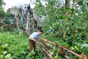 Hiện trường cột ăng-ten Đài Truyền thanh - Truyền hình huyện Hương Khê bị bão làm đổ sập