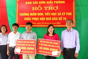 Đại diện Báo SGGP trao số tiền hỗ trợ cho Trường Tiểu học và Trường Mầm non xã Kỳ Phú, huyện Kỳ Anh, tỉnh Hà Tĩnh