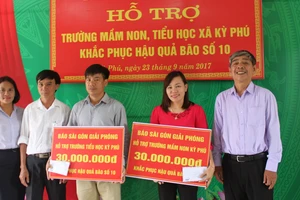 Trao hỗ trợ của bạn đọc Báo SGGP đến các Trường Tiểu học, Mầm non xã Kỳ Phú và Trường THCS Lâm Hợp, huyện Kỳ Anh, tỉnh Hà Tĩnh để khắc phục hậu quả bão số 10