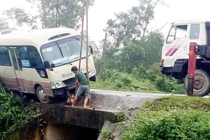 Lực lượng chức năng kéo xe ô tô khách rời khỏi hiện trường tai nạn