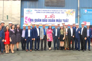 Lãnh đạo UBND tỉnh Hà Tĩnh đến chúc mừng cán bộ, công nhân viên Công ty Cổ phần Cảng Quốc tế Lào - Việt tại lễ ra quân đầu xuân năm mới Mậu Tuất 2018