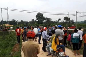 Nhiều người dân tập trung trước cổng cơ sở giết mổ gia súc tập trung