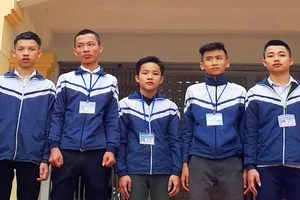 5 học sinh trả lại tiền cho người đánh rơi