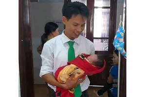 Tài xế Nguyễn Đăng Ngự bên cháu bé mới sinh