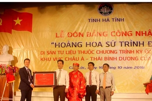 Trao bằng công nhận "Hoàng hoa sứ trình đồ" cho đại diện dòng họ Nguyễn Huy ở làng Trường Lưu và chính quyền địa phương