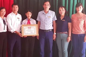 Trao tặng giấy khen cho em Trần Thị Tùng Lâm