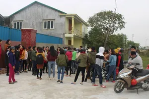 Công nhân tập trung trước cổng công ty để đòi quyền lợi