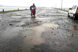 Mặt đường xuất hiện chi chít ổ voi, ổ gà khiến việc lưu thông gặp khó khăn