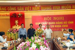 Tặng hoa chúc mừng đồng chí Hoàng Trung Dũng