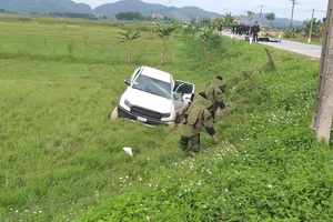 Lực lượng chức năng tiến hành khám xét chiếc xe ô tô tại hiện trường