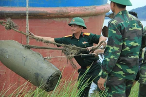 Lực lượng chức năng trục vớt thành công quả bom lên khỏi mặt nước