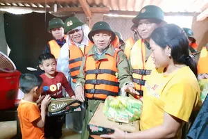 Lãnh đạo tỉnh Hà Tĩnh đến hỏi thăm, động viên người dân vùng lũ ở huyện Hương Khê