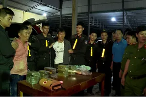 Hai đối tượng Hà Văn Sính và Giàng Seo Chỉnh bị bắt giữ cùng tang vật