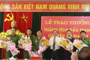 Bí thư Tỉnh ủy Hà Tĩnh Lê Đình Sơn trao thưởng cho các lực lượng phá án