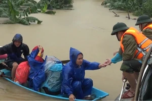 BĐBP tỉnh Hà Tĩnh kịp thời ứng cứu nhiều người dân vùng lũ đưa đến vị trí an toàn