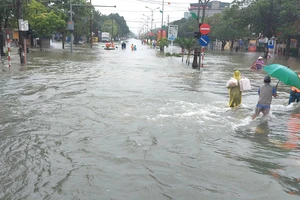 Quốc lộ 1A qua trung tâm TP Hà Tĩnh bị tê liệt hoàn toàn