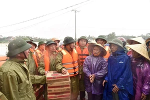 Phó thủ tướng Trịnh Đình Dũng kiểm tra công tác ứng phó mưa lũ tại Hà Tĩnh