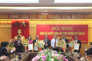 Lãnh đạo Tỉnh ủy, UBND tỉnh Hà Tĩnh tặng hoa chúc mừng các đồng chí được bổ nhiệm