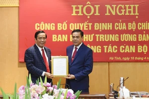 Phó Trưởng ban Thường trực Ban Tổ chức Trung ương Nguyễn Thanh Bình trao quyết định cho ông Võ Trọng Hải. Ảnh: Báo Hà Tĩnh