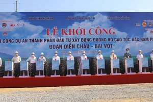 Các đại biểu thực hiện nghi thức ấn nút khởi công dự án