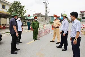 Lãnh đạo tỉnh Hà Tĩnh đến kiểm tra, động viên lực lượng chức năng đang làm nhiệm vụ tại chốt phong tỏa liên quan trên địa bàn