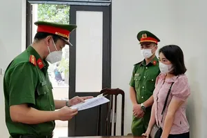 Tống đạt quyết định khởi tố bị can đối với Hoàng Thị Tâm. Ảnh: Công an Hà Tĩnh cung cấp