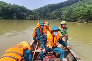 Lực lượng chức năng và người dân đang tìm kiếm tung tích anh N.Đ.H. trên đập Khe Nậy