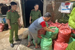 Số mỡ động vật được đóng trong các bao tải. Ảnh: Công an Hà Tĩnh