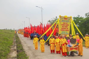 Đông đảo người dân địa phương tham gia lễ rước tại lễ hội đền Cả - Dinh đô quan Hoàng Mười