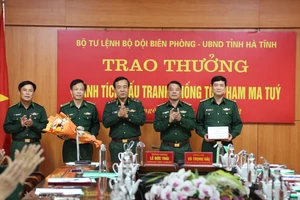 Trung tướng Lê Đức Thái, Tư lệnh Bộ đội Biên phòng Việt Nam trao thưởng cho ban chuyên án