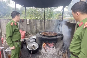 Lực lượng chức năng kiểm tra cơ sở kinh doanh chế biến mỡ động vật trên địa bàn huyện Can Lộc. Ảnh: Công an Hà Tĩnh