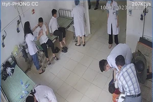 Thời điểm các bác sĩ đang thăm khám cho các em học sinh bị ngộ độc