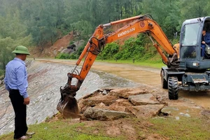 San lấp "hố tử thần" trên đường quốc phòng ven biển Cẩm Lĩnh - Kỳ Xuân