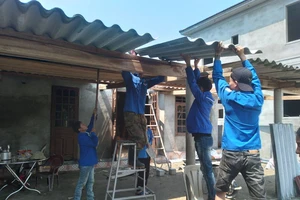 Đoàn viên thanh niên giúp dân khắc phục hậu quả lốc xoáy 