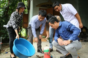 Lãnh đạo CDC Hà Tĩnh và ngành y tế địa phương điều tra, giám sát muỗi và lăng quăng tại thôn 2 Hải Phong 