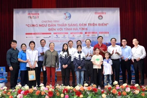 Lãnh đạo Báo Pháp luật TPHCM và UBND tỉnh Hà Tĩnh trao quà đến ngư dân và con em của ngư dân 