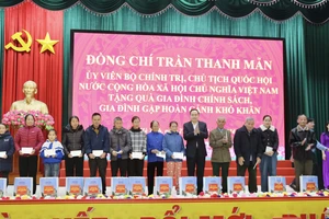 Chủ tịch Quốc hội Trần Thanh Mẫn trao quà cho các gia đình chính sách, gia đình gặp hoàn cảnh khó khăn 