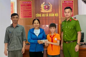 Tại trụ sở Công an xã Xuân Hội, em Hoàng Đức Duy trao trả lại số tiền cho người đánh rơi