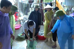 Lãnh đạo Trung tâm Kiểm soát bệnh tật Hà Tĩnh hướng dẫn khử trùng nguồn nước bằng Cloramin B 