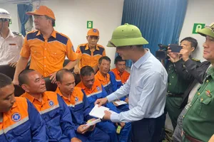 Phó Chủ tịch UBND tỉnh Hà Tĩnh Trần Báu Hà hỏi thăm tình hình sức khỏe và trao quà hỗ trợ các thuyền viên tàu Công Thành 07 