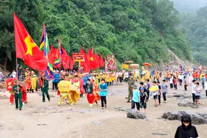 Người dân tham gia đoàn rước tại lễ hội đền Chiêu trưng Đại vương Lê Khôi