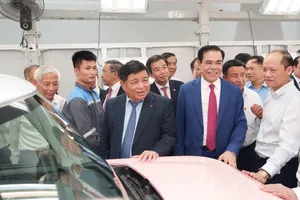 Phó Thủ tướng Chính phủ Nguyễn Chí Dũng cùng các đại biểu tham quan dây chuyền sản xuất tại Nhà máy ô tô điện VinFast Hà Tĩnh