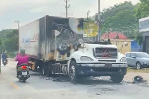 Hiện trường xe container bị cháy 