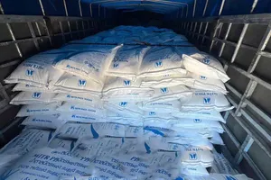 Các bao tải chứa đường trắng trên xe tải không có giấy tờ chứng minh nguồn gốc, xuất xứ