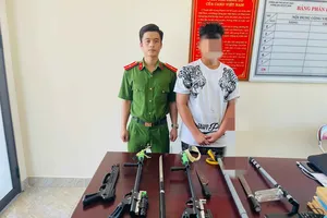 Lực lượng công an thu nhiều hung khí nguy hiểm. Ảnh: Công an Hà Tĩnh 
