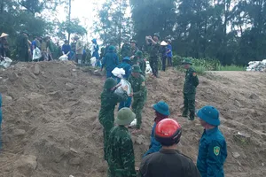 Người dân Hà Tĩnh cùng bộ đội cấp tập gia cố bờ biển trước bão số 5