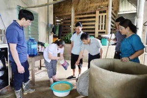 Ông Nguyễn Chí Thanh, Giám đốc Trung tâm Kiểm soát bệnh tật tỉnh Hà Tĩnh hướng dẫn cách xử lý khử khuẩn nguồn nước sinh hoạt cho người dân vùng lũ