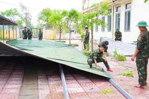 Cán bộ, chiến sĩ Trung đoàn 841 (Bộ Chỉ huy Quân sự tỉnh Hà Tĩnh) giúp các trường học khắc phục hậu quả bão số 10