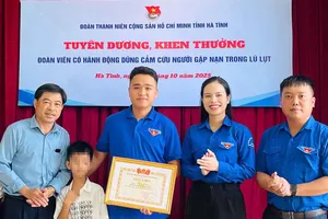 Phó Chủ tịch Ủy ban MTTQ Việt Nam tỉnh Hà Tĩnh, Bí thư Tỉnh đoàn Hà Tĩnh Nguyễn Ny Hương cùng lãnh đạo đoàn thể địa phương trao bằng khen cho anh Hồ Quốc Hiệu